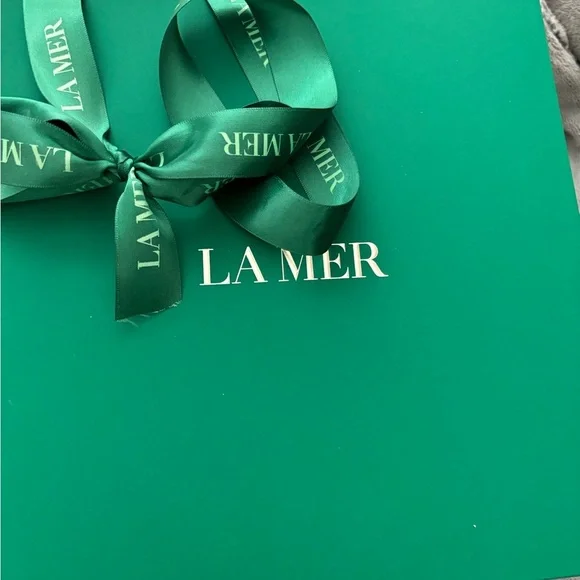 La Mer Skincare Collection with Green Box and Blue Pouch - Picture 8 of 8
